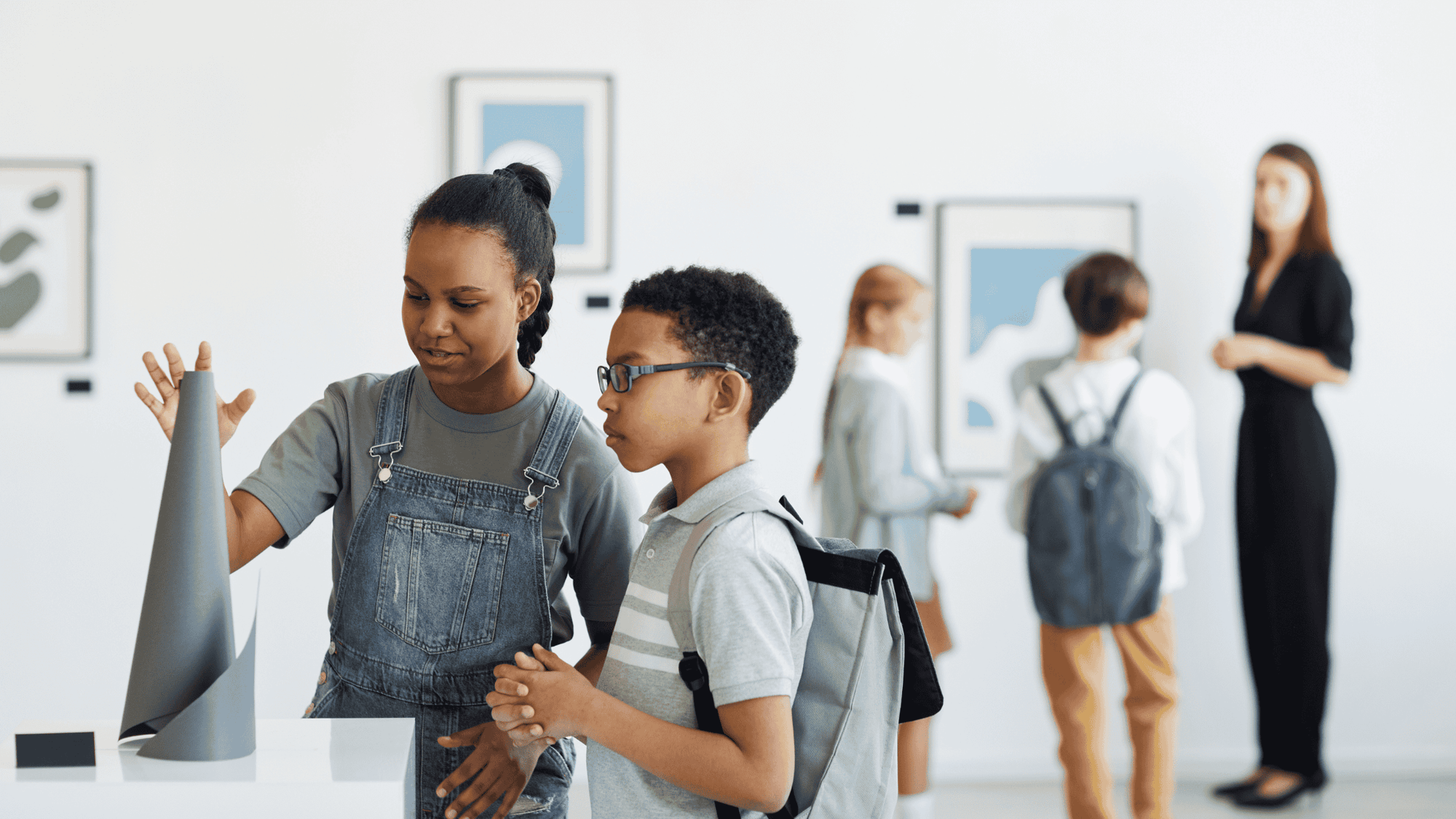 Lapsi koksemassa taideteokseen