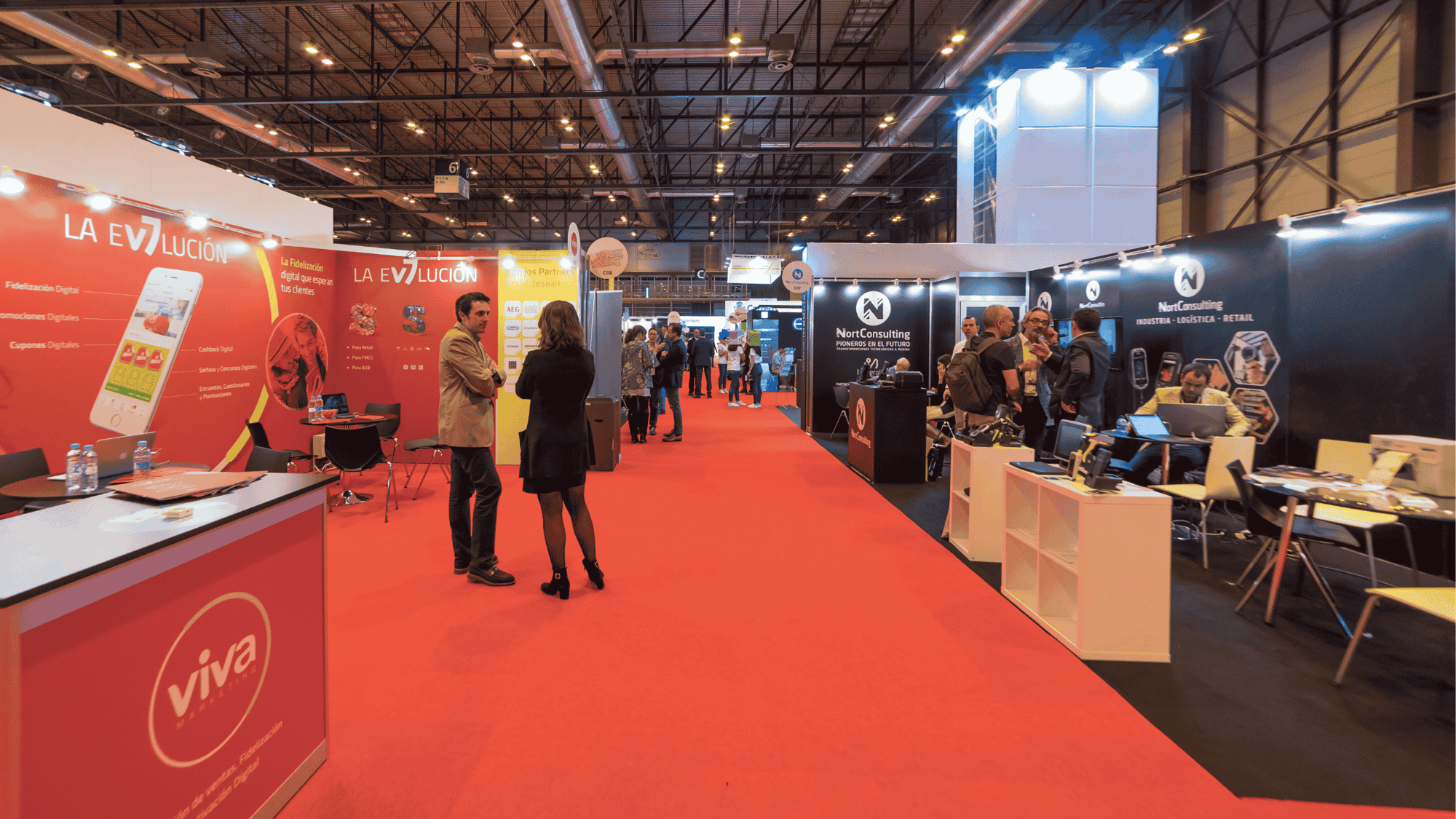 Messuilla keskustelemassa