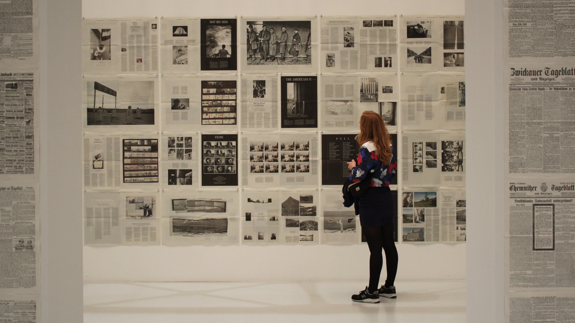 Nainen katsoo taidetta